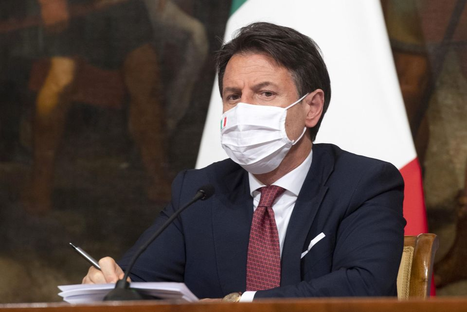 giuseppe conte con la mascherina