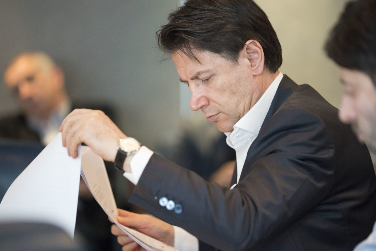 giuseppe conte legge un foglio