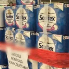 Un supermercato ha vietato la vendita di carta igienica