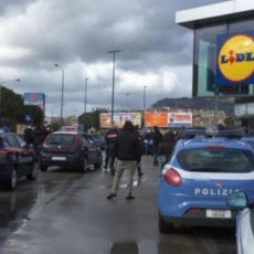 Le scarpe della Lidl: risse e assembramenti per 13 euro