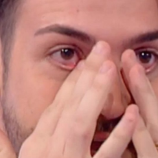 Valerio Scanu, l’annuncio in diretta: “è intubato, fa fatica a respirare”