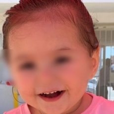 Bimba di 2 anni muore per colpa della madre: l’ha lasciata in auto sola tutta la notte