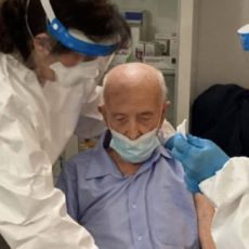 Nonno Basilio si vaccina a 103 anni, spuntano subito gli hater sul web