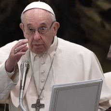 Papa Francesco operato d’urgenza: la bomba di Dagospia.