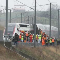 Incidente terribile: automobile si schianta contro un treno