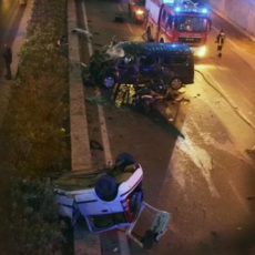 Incidente tra auto, furgone e moto: perdono la vita due ventenni