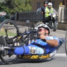 Mondo dello sport: atleta viene travolto da un camion