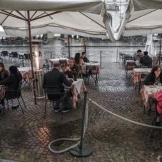 Ripara i clienti dalla pioggia: 400 euro di multa