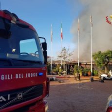 Incendio devastante nel centro Italia: vigili del fuoco in azione per domare le fiamme.