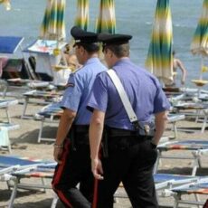 ITALIA, 70ENNE PORTA VIA BIMBA DI 5 ANNI IN SPIAGGIA: BAGNANTI SI FANNO GIUSTIZIA