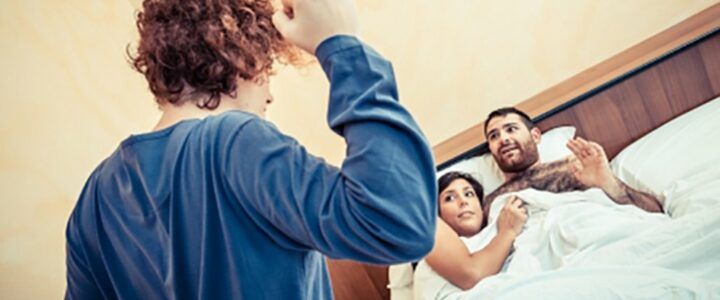 RIENTRA PRIMA A CASA DA LAVORO E TROVA LA MOGLIE INSIEME A DUE IMMIGRATI