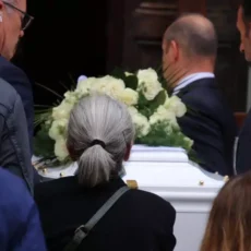 PICCOLO MATTIA, LA FOLLA PRESENTE AL FUNERALE RIMANE SENZA PAROLE: ECCO COS’È SUCCESSO