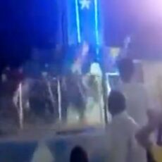 DRAMMA AL LUNA PARK, LA GIOSTRA SI ROMPE E DIVERSI RAGAZZINI SI SCHIANTANO AL SUOLO. VIDEO