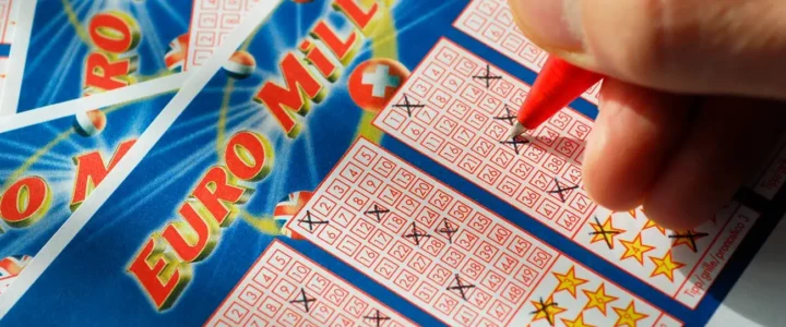 VINCE 3 MILIONI E NON DÀ NULLA AI SUOI FIGLI: LA LORO REAZIONE È DEVASTANTE