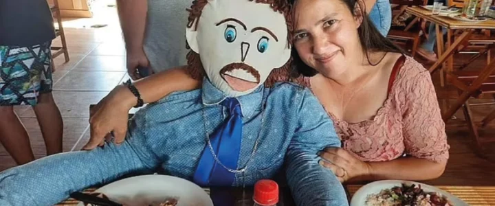 SPOSA IL SUO BAMBOLOTTO DI PEZZA MA DOPO UN ANNO AVVIENE LA TRAGEDIA