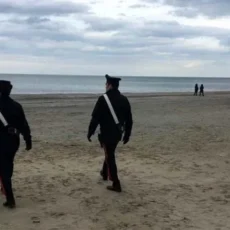 ERA IN SPIAGGIA A FARE UNA PASSEGGIATA CON IL CANE QUANDO RIMANE SOTTO CHOC