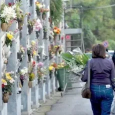 LITE AL CIMITERO: MOGLIE ED AMANTE DEL DEFUNTO SI SCONTRANO