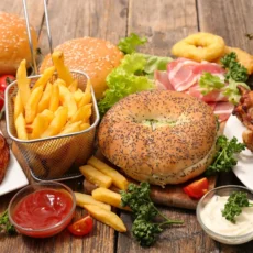 MANGIA IN UNA NOTA CATENA DI FAST FOOD E VIENE OPERATO D’URGENZA