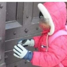 BIMBA SOLA AL FREDDO ASPETTA TUTTE LE MATTINE CHE APRA LA SCUOLA